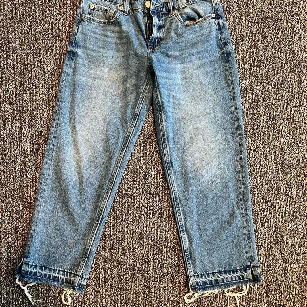 Aeropostale Blue Ankle Cropped Jeans with Decorative Hem .Very Good Cut.